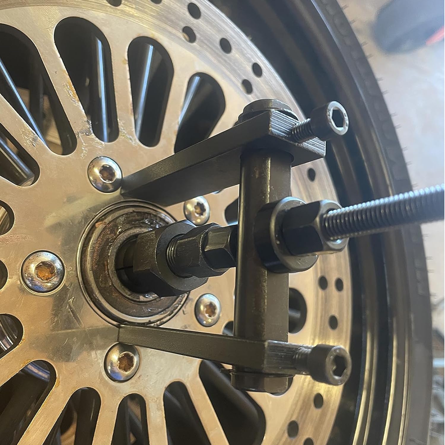 VEHIRETL expanding collets 8-30mm cover a wide bearing range.