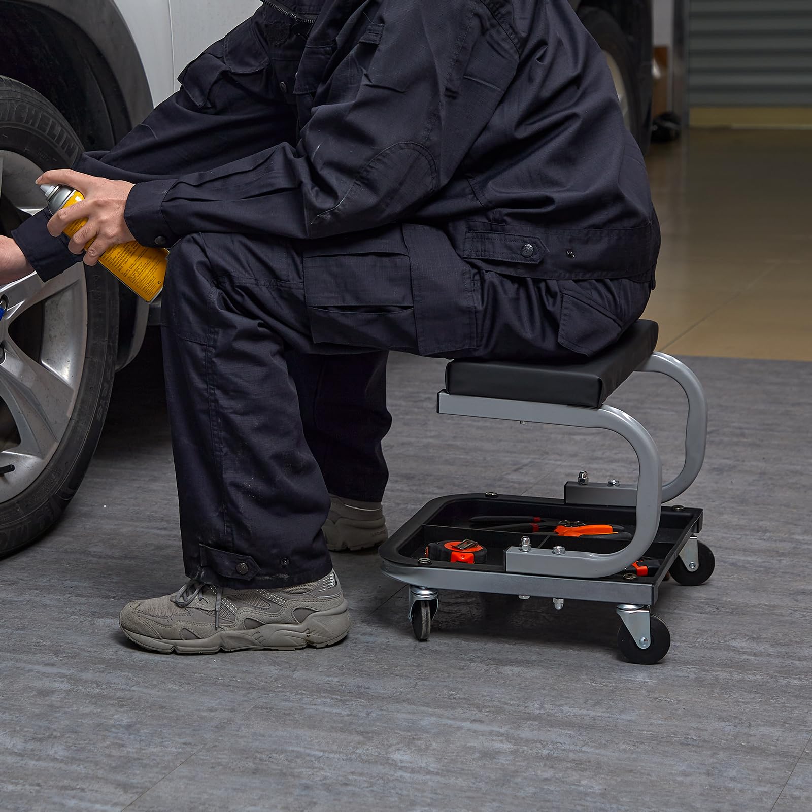 VEVOR easy-clean PU surface resists oils and spills.