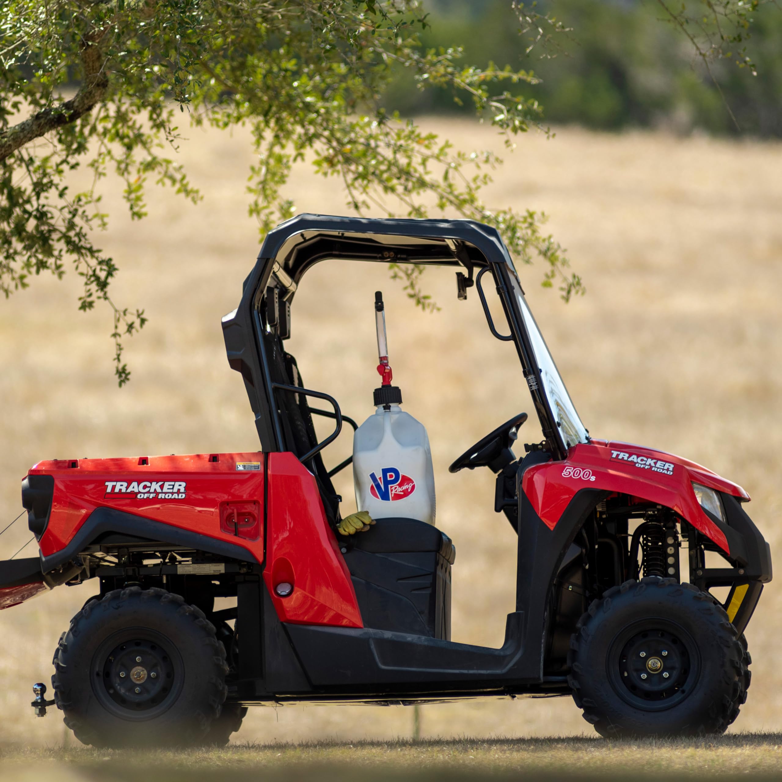 VP Racing 35221-CA cap close-up shows secure, tight seal for mess-free pouring.