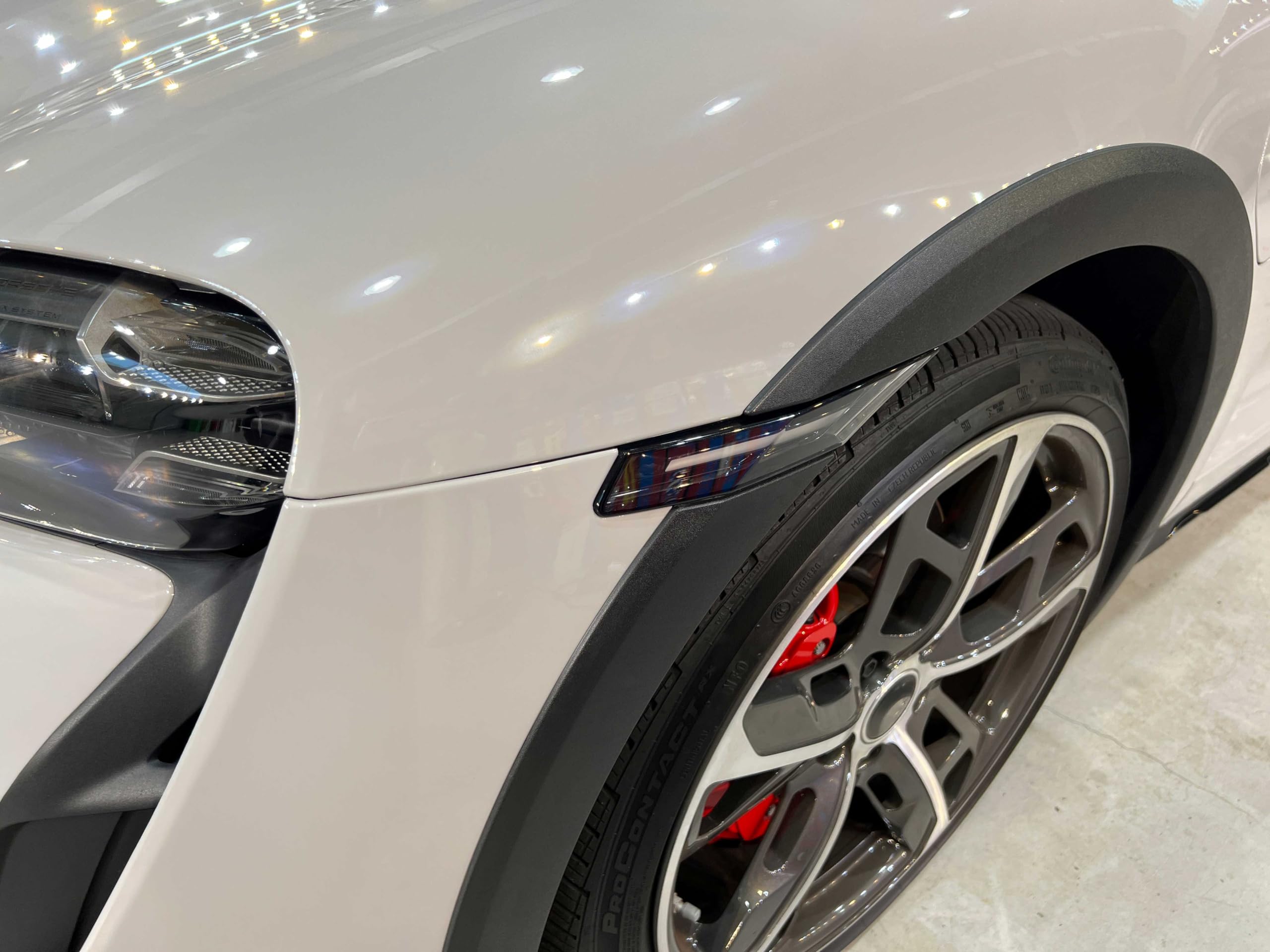 Close-up of edge with ColorFusion gloss chalk grey and heat-friendly finish.