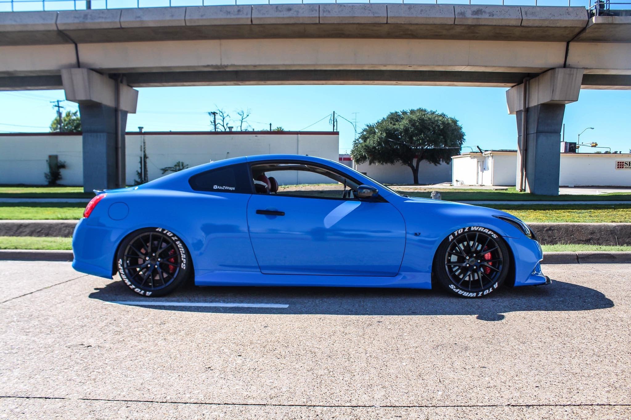 Packaging image for VViViD Smurf Blue gloss wrap conveys product quality and prep steps.
