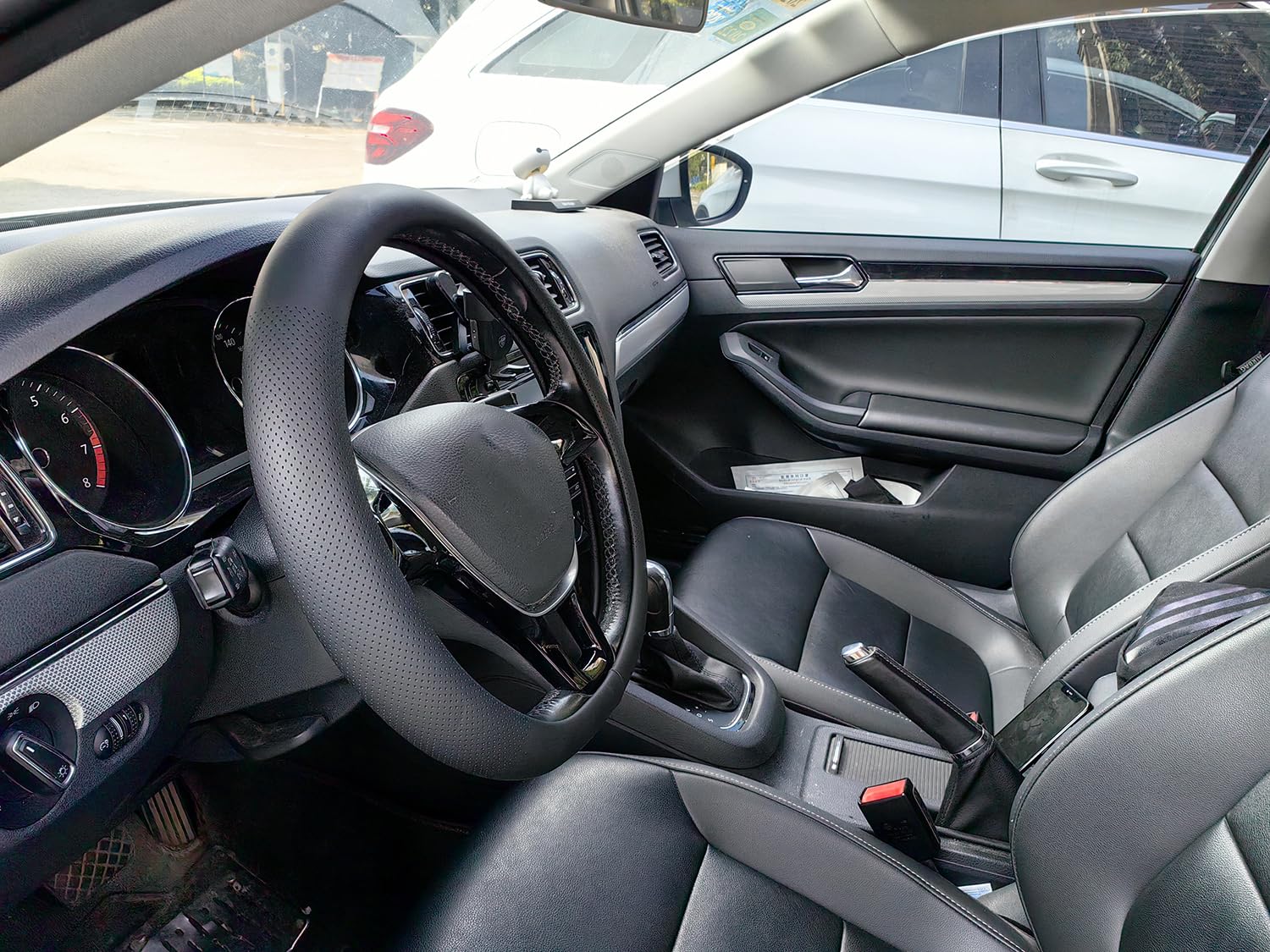 XHRING steering wheel cover provides sun protection to reduce fading.