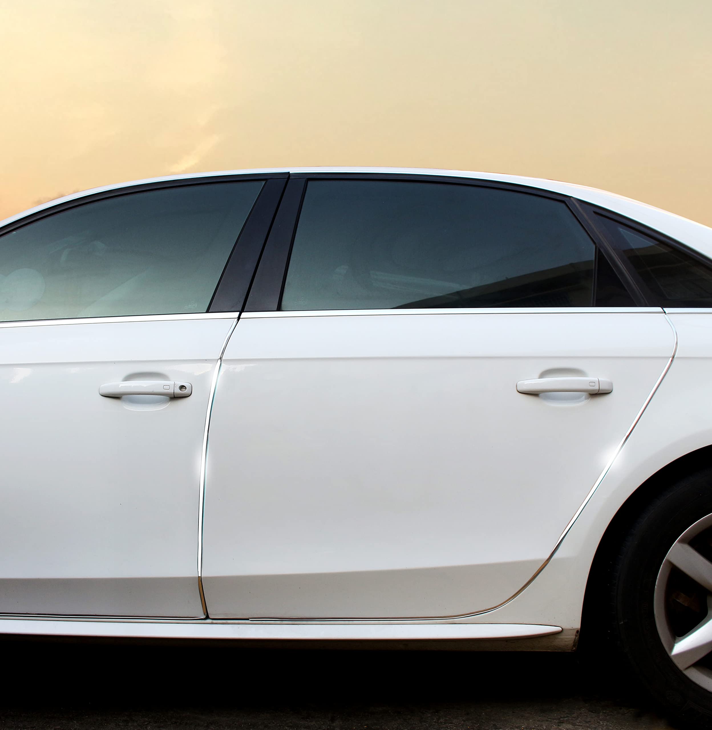 YIJINSHENG chrome door-edge strip closeup showing durable finish for longevity