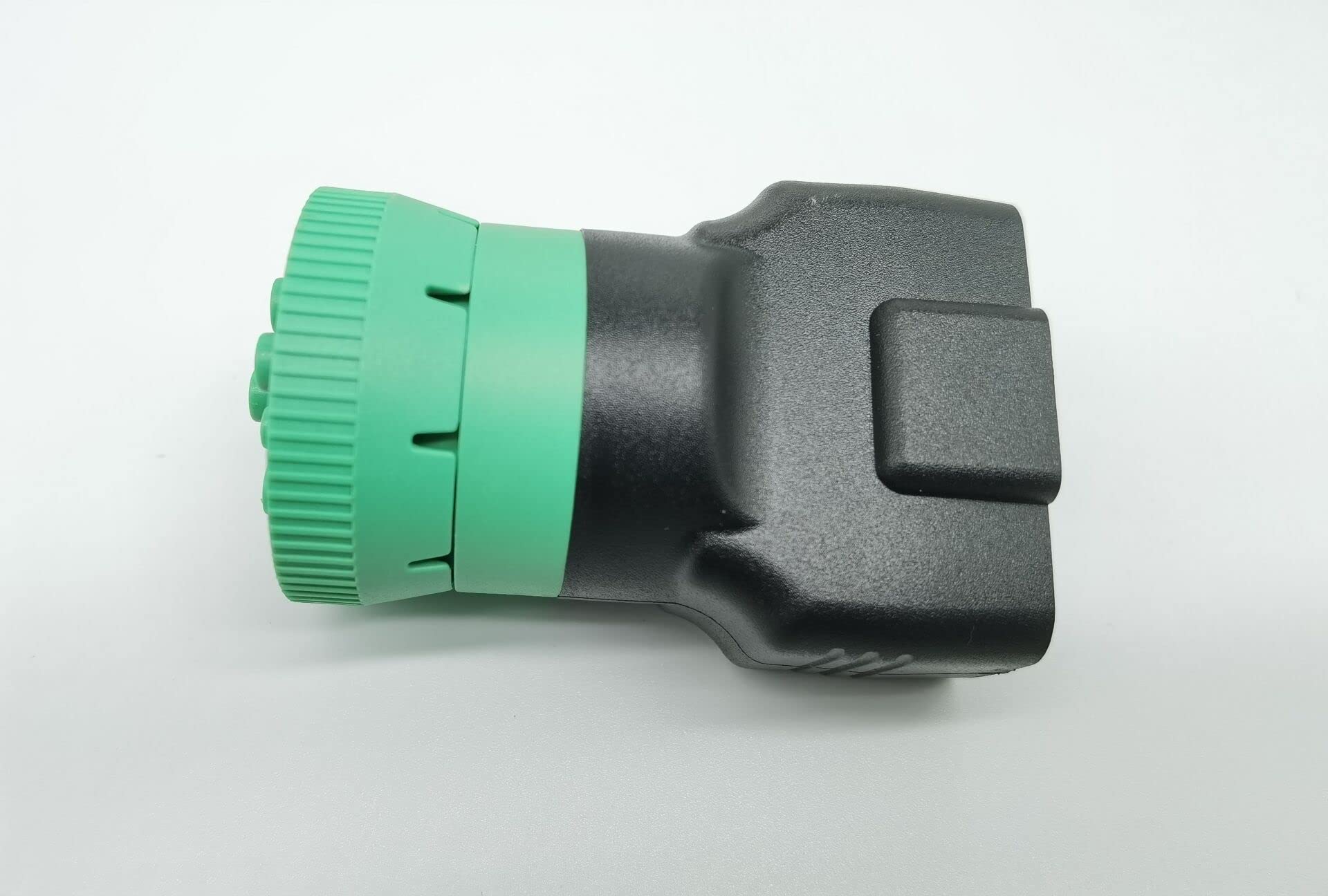 J1962 female end on the YPP adapter supports Freightliner ELD diagnostics