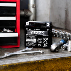Yuasa YUAM727ZS side view, high-performance grid design boosts starting power.