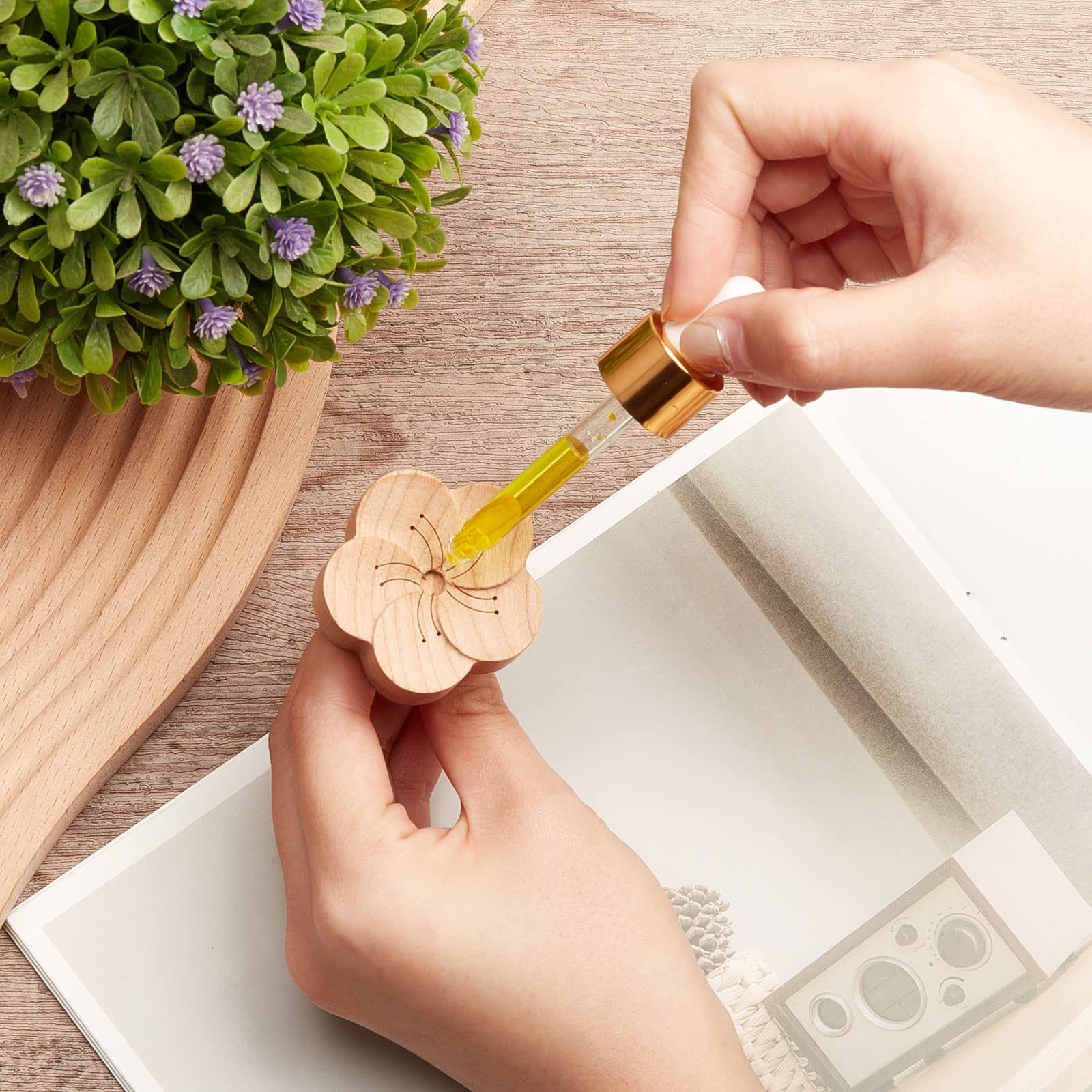 Zubebe Aroma wood diffuser magnet clip securing the device