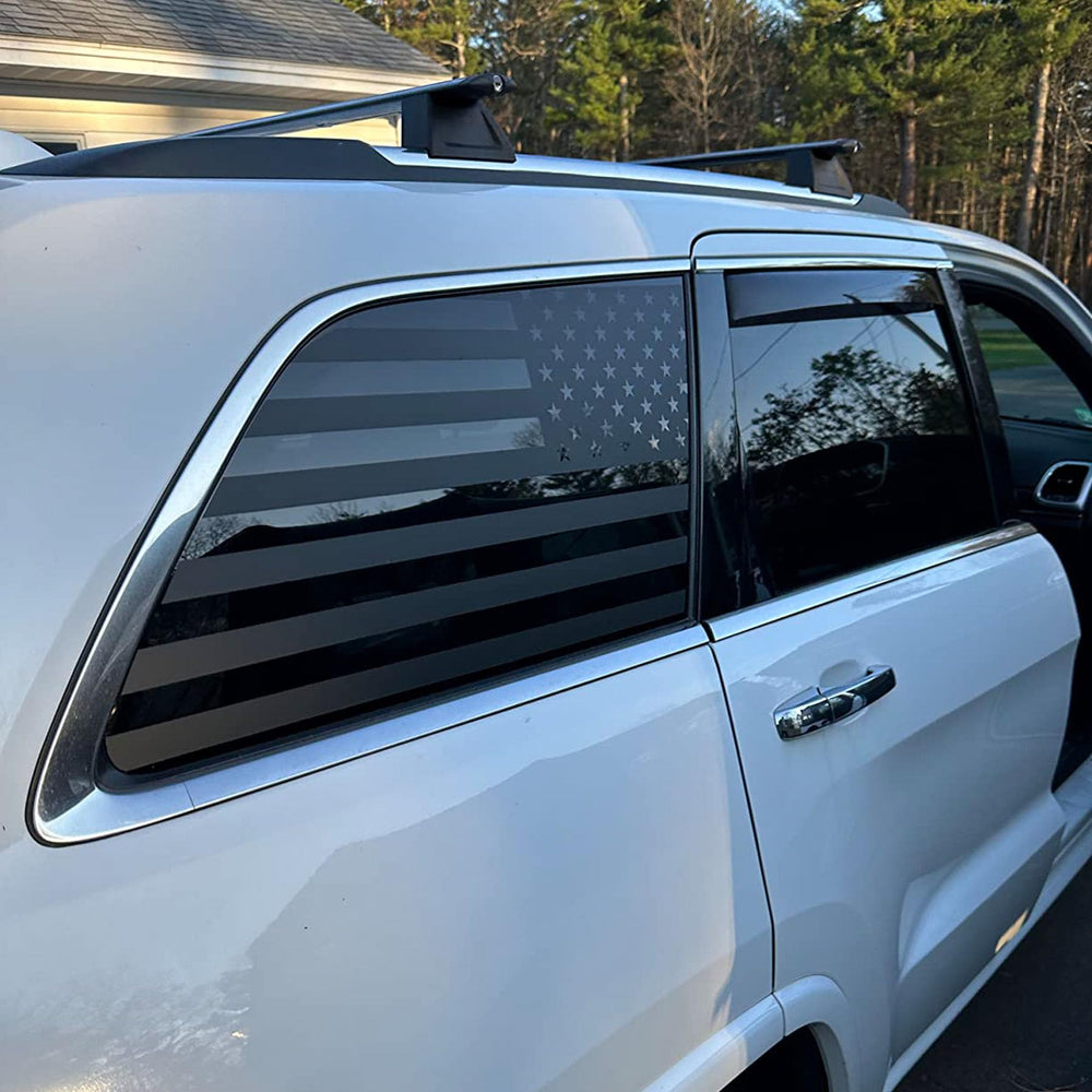 Zxiaochun matte black flag graphic enhances the Grand Cherokee’s look while reducing glare.